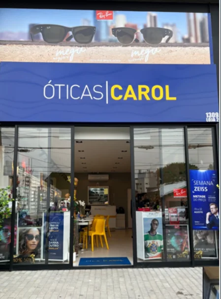 Espaço Comercial 01: Loja de ótica: de ponto vazio a vitrine com identidade e expositores.