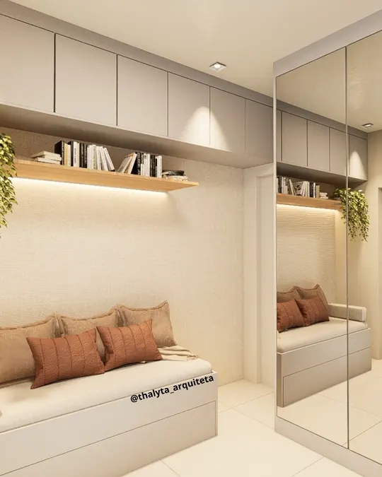 Home office com sofá-cama e prateleiras iluminadas
